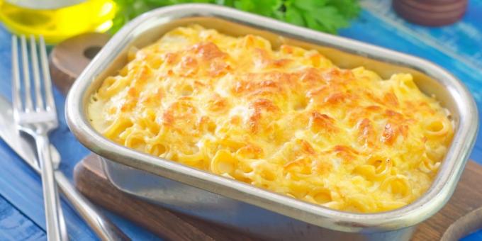 Casserole with minced meat, macaroni and cheese