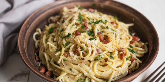 Pasta carbonara with cream