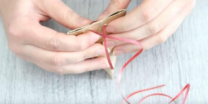 Advent calendar with your own hands: Thread the ribbon through the holes