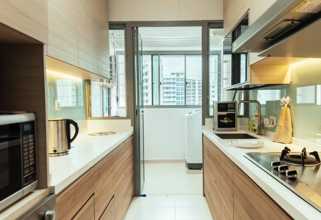 Small kitchen design: the glossy mirrors and furniture