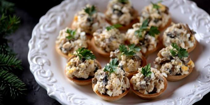 Tartlets with chicken and fried mushrooms