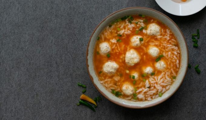 Diet soup with meatballs, rice and tomatoes