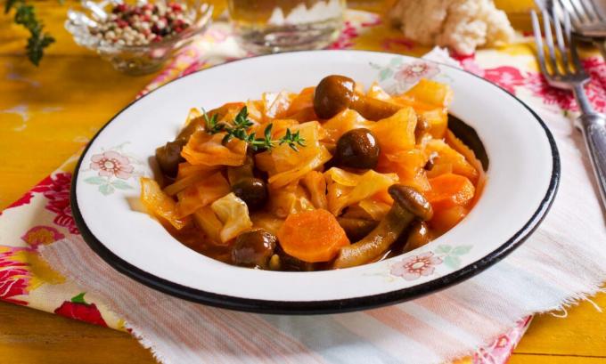 Stewed cabbage with mushrooms