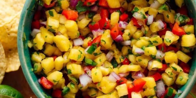 Salsa with pineapple and bell pepper