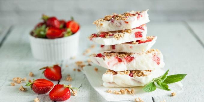 Frozen yogurt with strawberries. Ideal in the heat