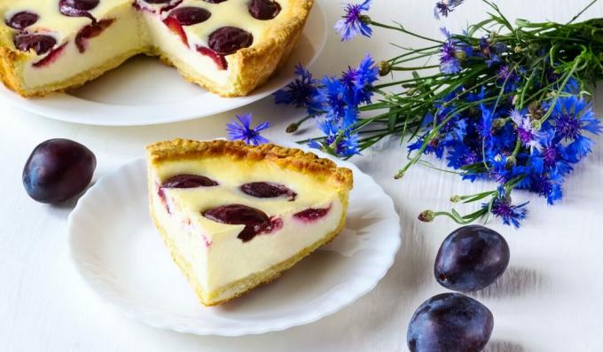 Pie with plums and cottage cheese
