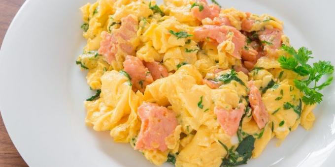 Scrambled eggs with smoked salmon, cream and herbs