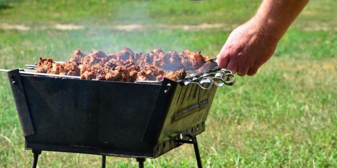 Skewers of lamb: lamb tomato juice soften and greens will make a fresh touch