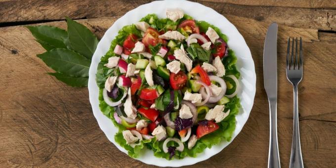 Salad with chicken, tomatoes and cucumbers