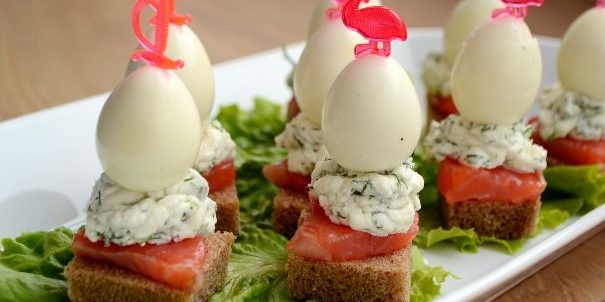 Recipes canapés with red fish, curd cheese and quail eggs