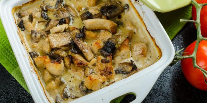 Chicken with potatoes, mushrooms and mozzarella in the oven: a simple recipe