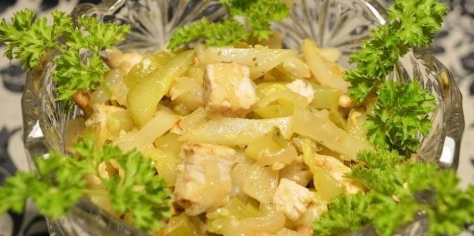 Artichoke recipes: Warm salad with Jerusalem artichoke, chicken and pickled cucumbers