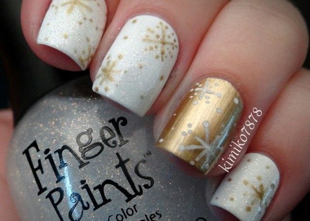 Make a New Year's manicure: nail polish with glitter