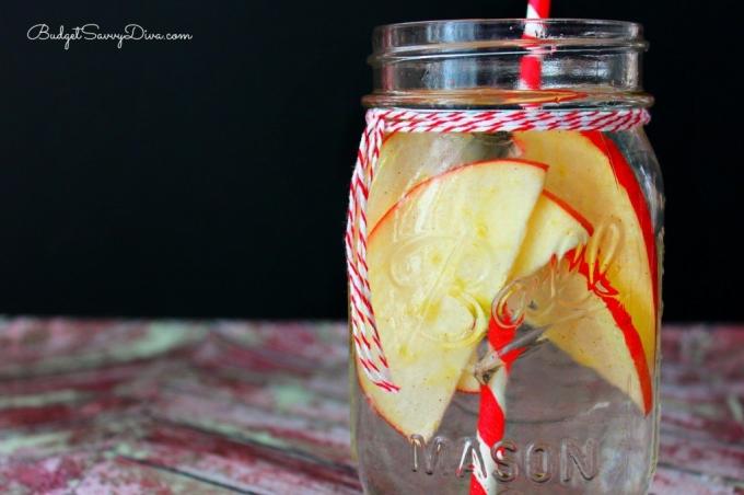 Flavored water: apple and cinnamon