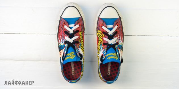 Dual colored lacing sneakers