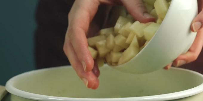 How to cook soup: add shredded or diced potatoes