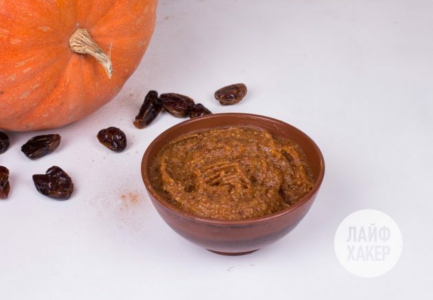 Pumpkin Energy Candy with Date: Pour in the bran