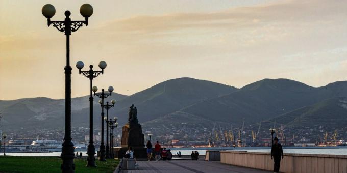 Attractions of Novorossiysk: the central city beach and the embankment