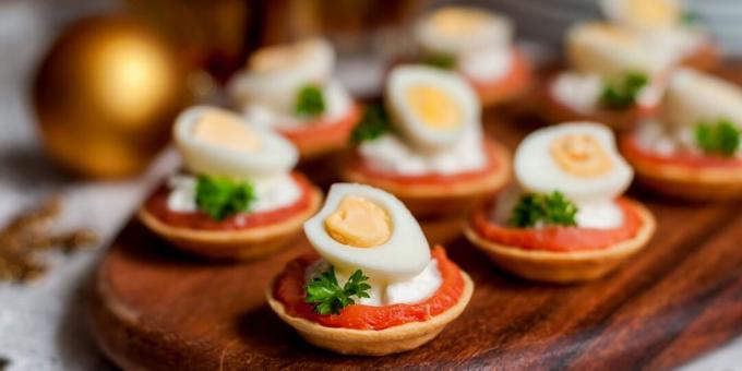Tartlets with red fish and quail eggs