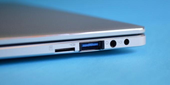 Teclast F7: the connectors on the right side