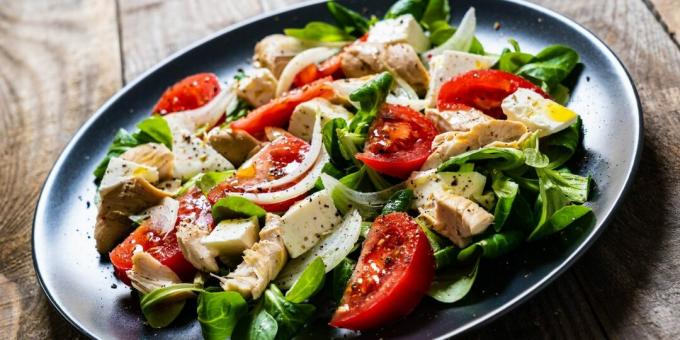 Light salad with chicken and cheese