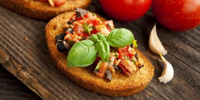 Bruschetta with tuna and tomatoes