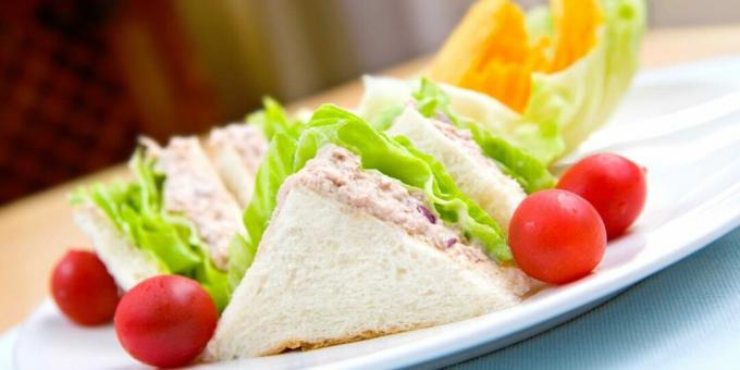 Sandwiches with tuna and ricotta