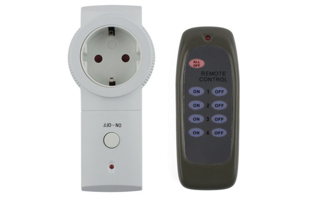 Socket with remote control