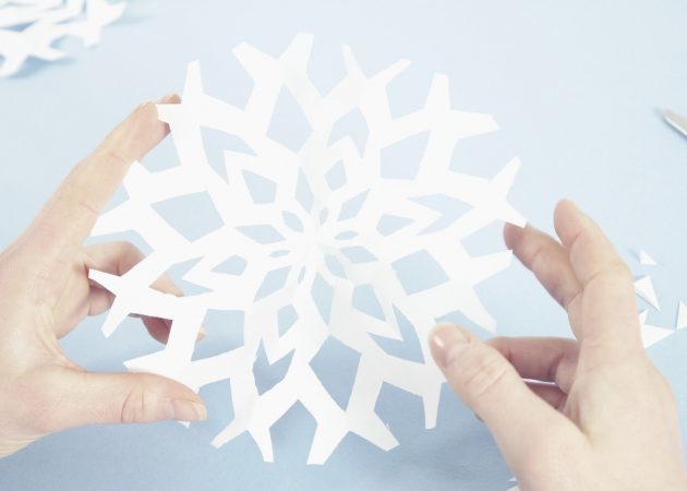 Decorate a Christmas tree: Snowflake made of paper