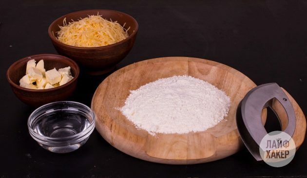 Cheese crackers: prepare the ingredients