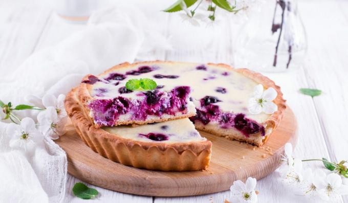 Pie with black currant and sour cream