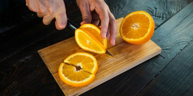 Apricot and orange jam: chop the oranges