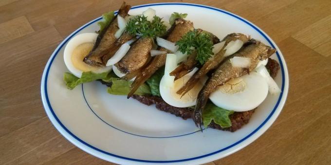 Sandwiches with sprats and egg