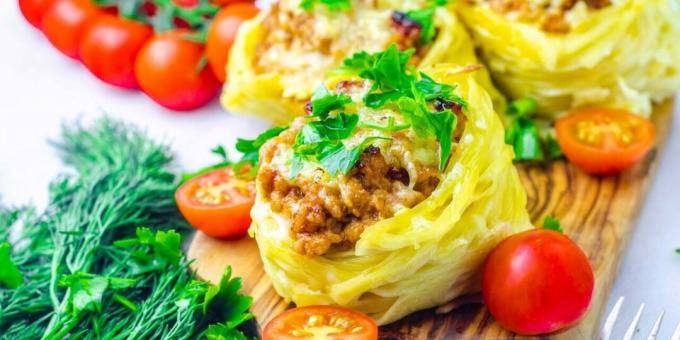Pasta nests with minced meat and sour cream sauce