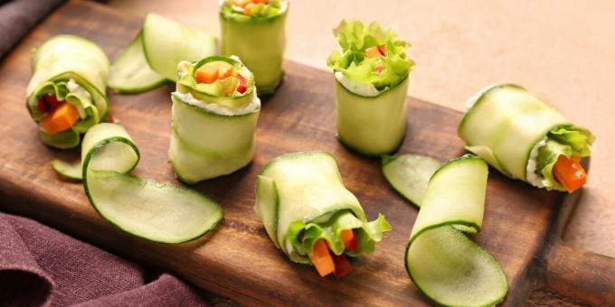 Cucumber rolls with curd cheese and vegetables
