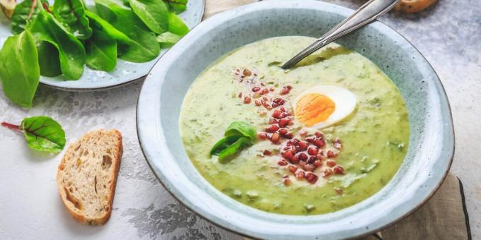 Sorrel cream soup with egg and bacon