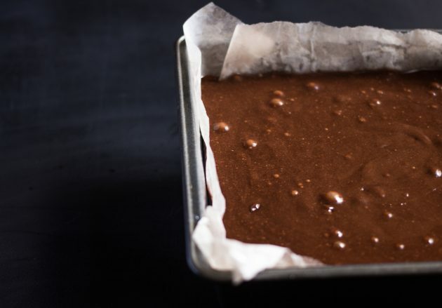chocolate brownie recipe: pour the dough into the mold