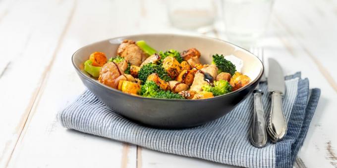 Spicy salad with chicken, broccoli and olives