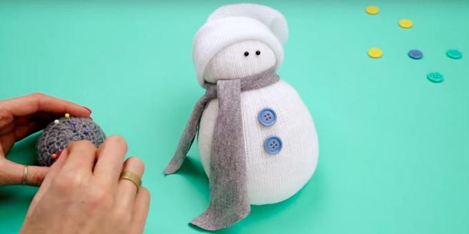 Snowman with his own hands: add buttons and eyes