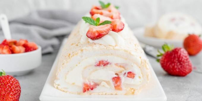 Meringue roll with strawberries