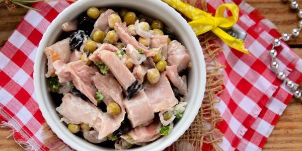 Salad with prunes, chicken and green peas