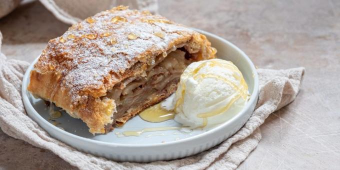 Classic apple strudel with homemade extract of the test