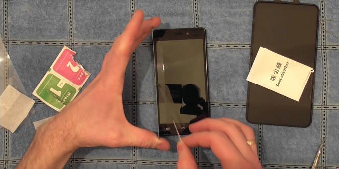 How to stick the protective glass on the smartphone