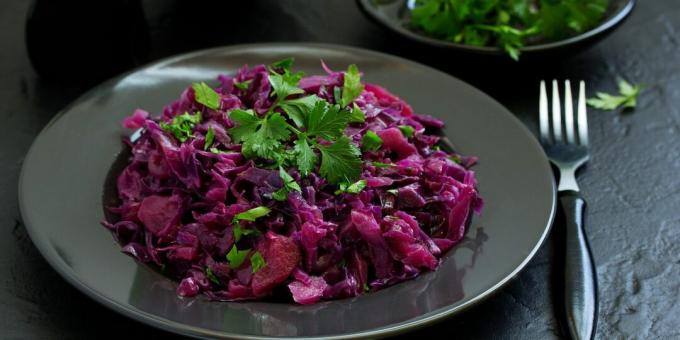 Stewed cabbage with apple and cloves