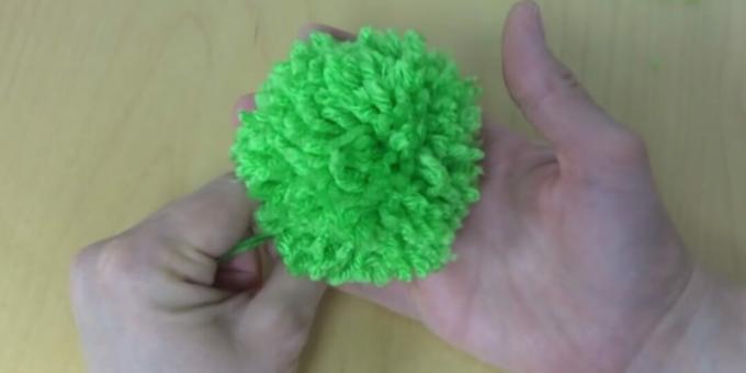 How to make a pom-pom on your fingers