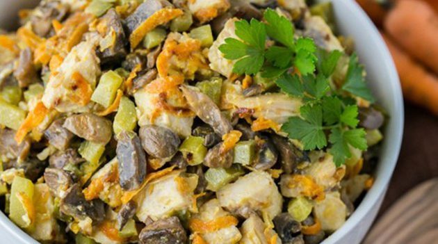 Hearty salad with chicken and mushrooms