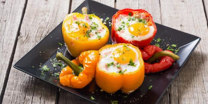 Peppers stuffed with bacon and eggs
