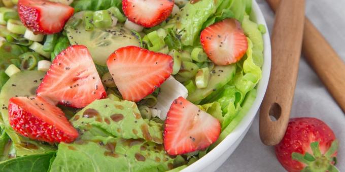 Recipes with strawberries: Green salad with strawberries