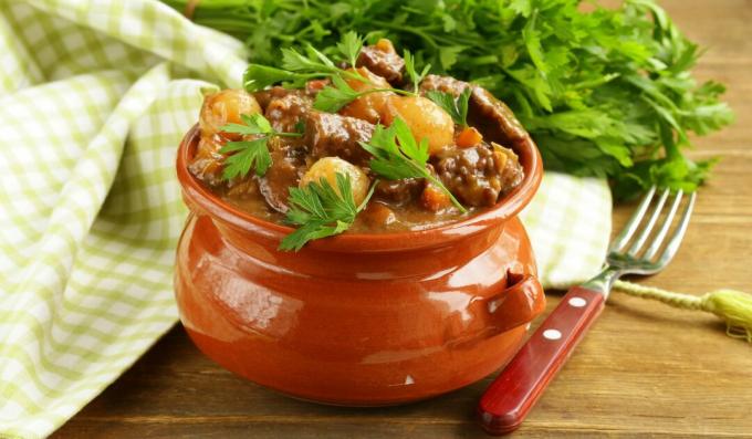 Beef in pots with vegetables