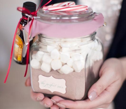 How to make gifts on New Year's Eve with his own hands: Set for hot chocolate